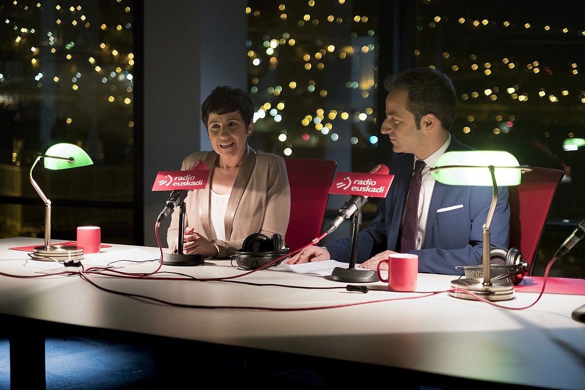 Sonia Hernando Ganbara-ko gidari nagusia eta Xabier Garcia Ramsden saioko tertulia politikoaren aurkezlea. EITB. Sonia Hernando Ganbara-ko gidari nagusia eta Xabier Garcia Ramsden saioko tertulia politikoaren aurkezlea. EITB.