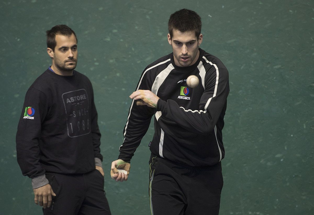 Mikel Larunbe pilota astintzeko prest, atzoko aukeraketan. Atzean Oinatz Bengoetxea du begira. JON URBE / ARGAZKI PRESS.