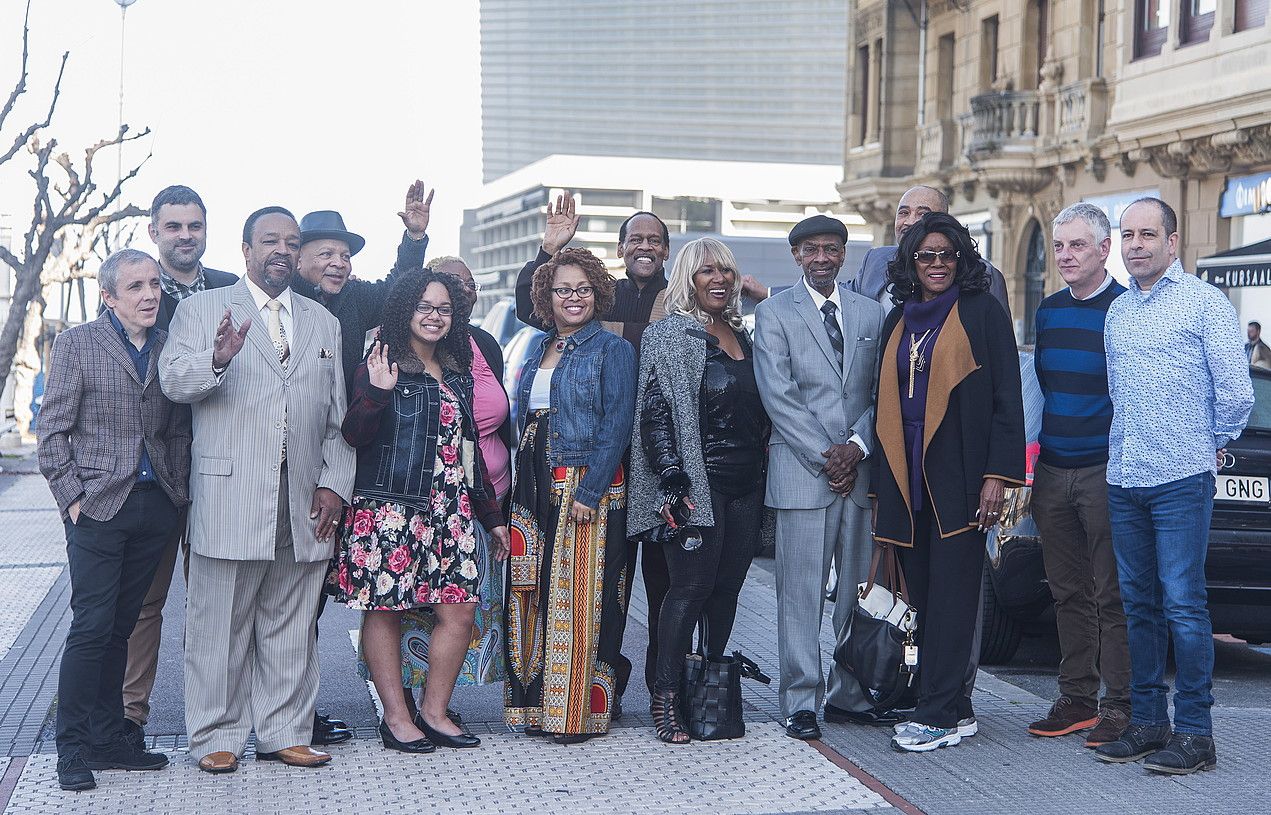 Spyder Turner, Betty Harris, Brenda Holloway eta The Countours taldeetako kideak, jaialdiaren antolatzaile eta laguntzaileekin batera. ANDONI CANELLADA / ARGAZKI PRESS.