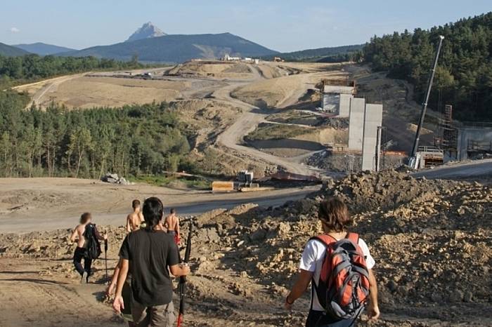 AHTaren kontrako mendi martxa bat, Abadiño parean. BERRIA