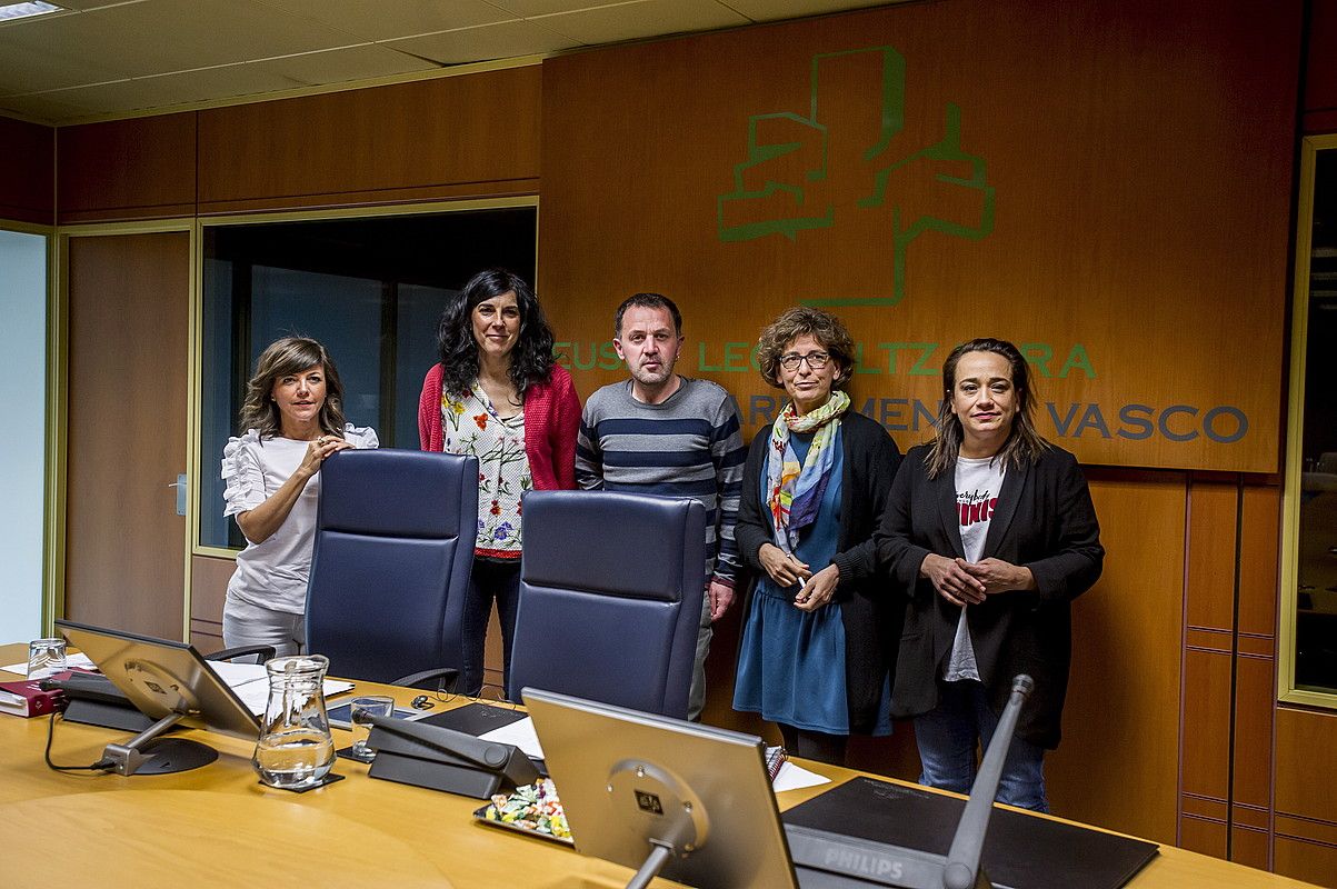 Nerea Llanos (PP), Eukene Arana (Elkarrekin Podemos), Unai Urruzuno (EH Bildu —ordezkoa—), Ana Oregi (EAJ) eta Rafaela Romero (PSE-EE) EITBren erreforma integralerako lantaldean ariko dira, legebiltzarrean. JAIZKI FONTANEDA / ARP. Nerea Llanos (PP), Eukene Arana (Elkarrekin Podemos), Unai Urruzuno (EH Bildu —ordezkoa—), Ana Oregi (EAJ) eta Rafaela Romero (PSE-EE) EITBren erreforma integralerako lantaldean ariko dira, legebiltzarrean. JAIZKI FONTANEDA / ARP.