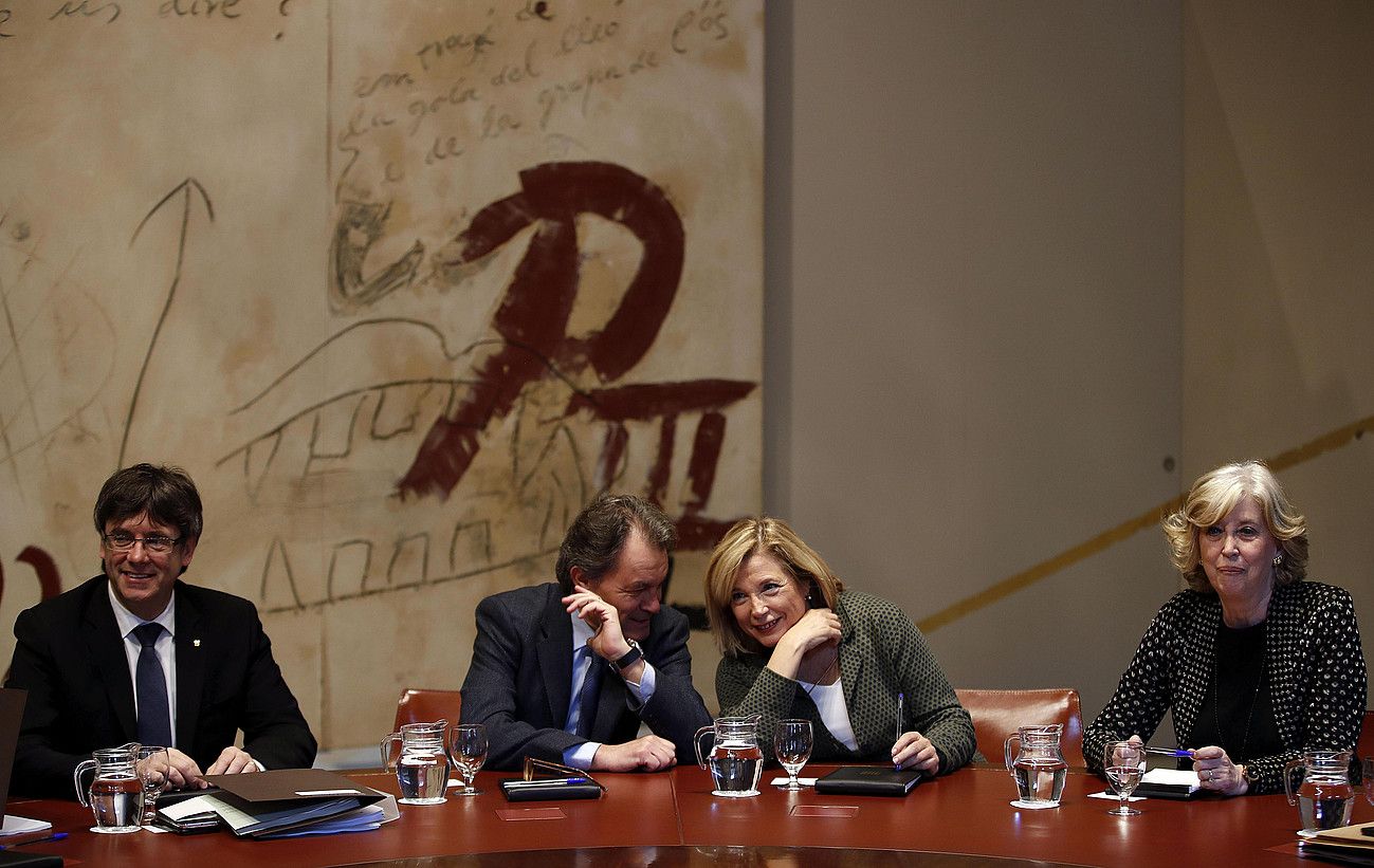 Carles Puigdemont, Artur Mas, Joana Ortega eta Irene Rigau, atzo, Kataluniako Gobernuaren asteroko bileran. ALBERTO ESTEVEZ / EFE.