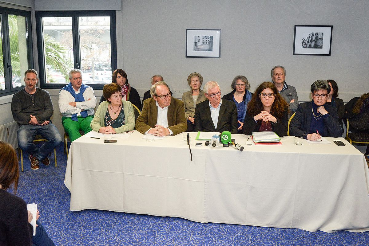 Auzapez ohiak eta sostengua eman duten gainerakoak, atzo, Baionan. ISABELLE MIQUELESTORENA. Auzapez ohiak eta sostengua eman duten gainerakoak, atzo, Baionan. ISABELLE MIQUELESTORENA.