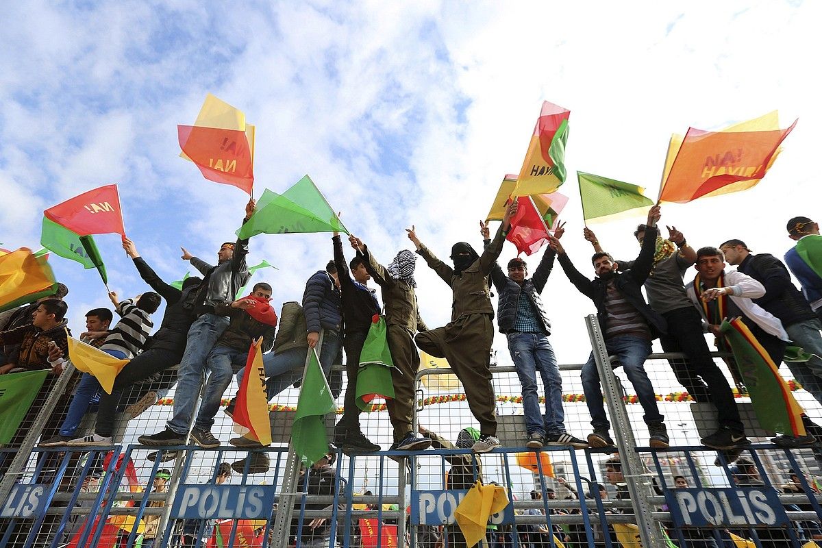 Kurduak, atzo, urte berria ospatzen, Diyarbakirren, Ipar Kurdistanen. STR / EFE.