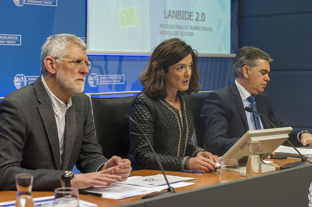 Borja Belandia, Beatriz Artolazabal eta Marcos Muro, DSBE moldatzeko neurriak aurkezten, atzo. JUANAN RUIZ / ARGAZKI PRESS. Borja Belandia, Beatriz Artolazabal eta Marcos Muro, DSBE moldatzeko neurriak aurkezten, atzo. JUANAN RUIZ / ARGAZKI PRESS.