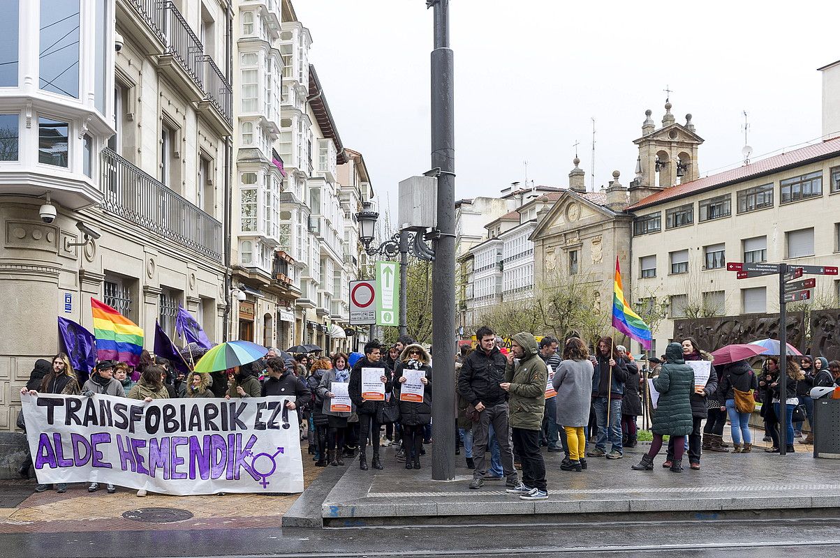 Dozenaka lagunek bat egin zuten protesta bilkurarekin. JUANAN RUIZ / ARGAZKI PRESS.