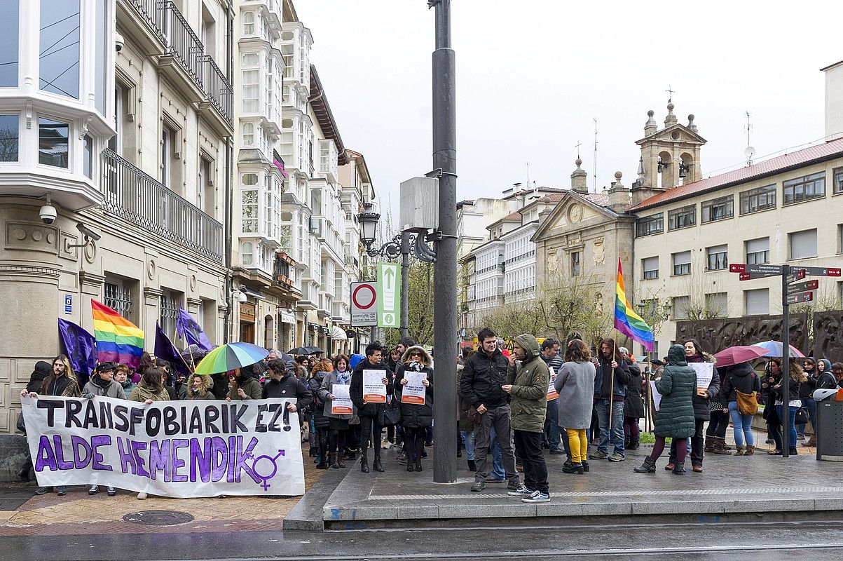 Dozenaka lagunek bat egin zuten protesta bilkurarekin. JUANAN RUIZ / ARGAZKI PRESS. Dozenaka lagunek bat egin zuten protesta bilkurarekin. JUANAN RUIZ / ARGAZKI PRESS.