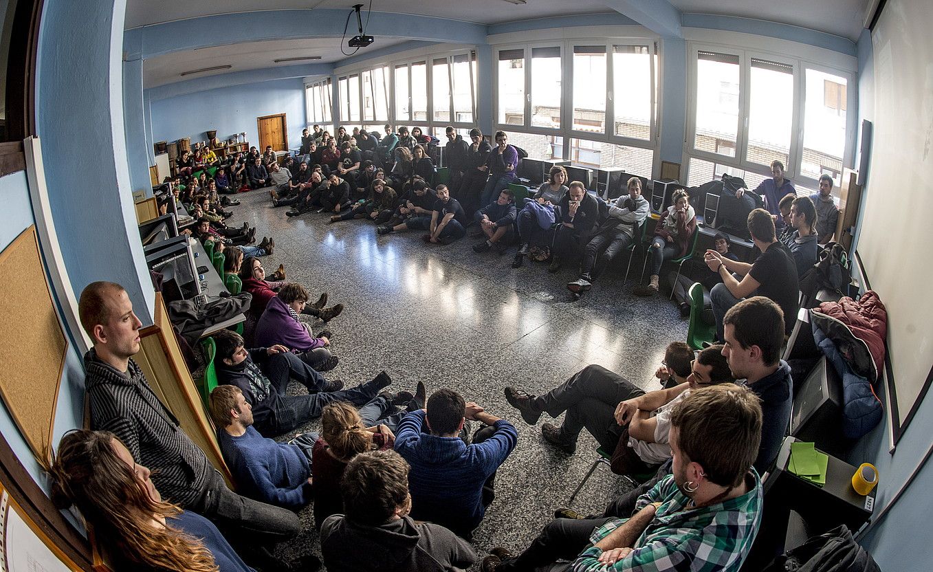 Iaz Oñatin elkartu ziren gaztetxe eta gazte asanbladetako ordezkariak gogoeta egiteko. JAIZKI FONTANEDA / ARGAZKI PRESS.