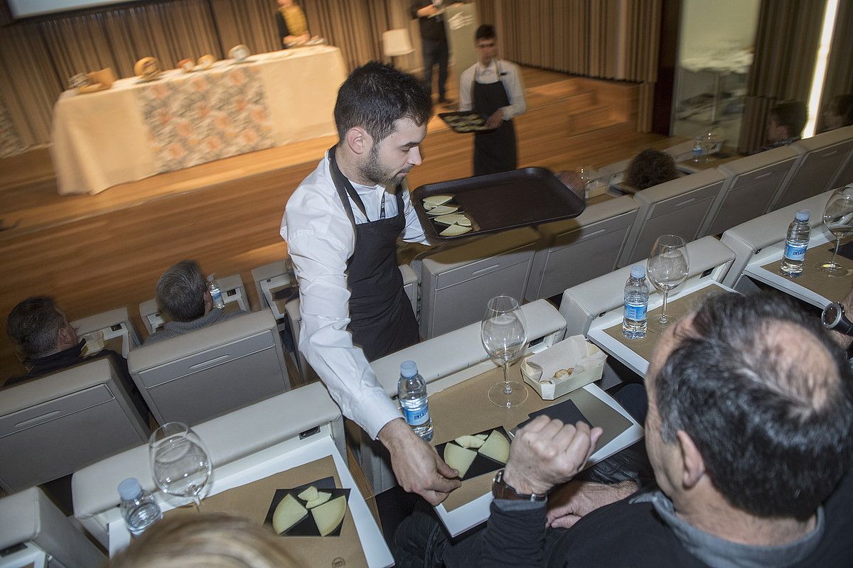 Iaz munduko gaztarik onena aukeratu zuten Kraftkar norvegiarra eta Heletako Agour probatu zituzten, atzo, Basque Culinary Centerren. JON URBE / ARGAZKI PRESS. Iaz munduko gaztarik onena aukeratu zuten Kraftkar norvegiarra eta Heletako Agour probatu zituzten, atzo, Basque Culinary Centerren. JON URBE / ARGAZKI PRESS.