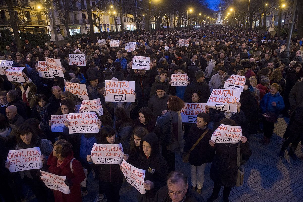 Otsailaren 24an, atxiloketetatik 100 egunera, elkarretaratze jendetsua egin zuten Iruñean auzipetuen alde. IÑIGO URIZ / ARP. Otsailaren 24an, atxiloketetatik 100 egunera, elkarretaratze jendetsua egin zuten Iruñean auzipetuen alde. IÑIGO URIZ / ARP.