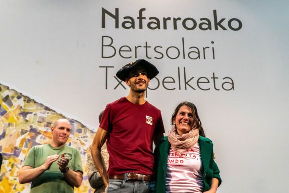 Julio Soto eta Alaitz Rekondo, larunbatean, Nafarroako Bertsolari Txapelketako Iruñeko finalean. A. K. / FOKU Julio Soto eta Alaitz Rekondo, larunbatean, Nafarroako Bertsolari Txapelketako Iruñeko finalean. A. K. / FOKU