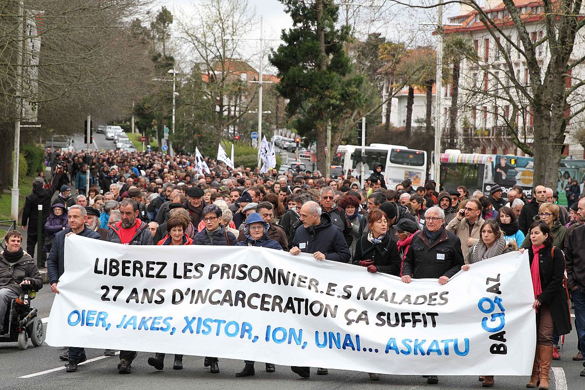 Jendetza bildu zen atzo Baionako karriketan, euskal presoen eskubideen aldeko mobilizazioan. AURORE LUCAS. Jendetza bildu zen atzo Baionako karriketan, euskal presoen eskubideen aldeko mobilizazioan. AURORE LUCAS.