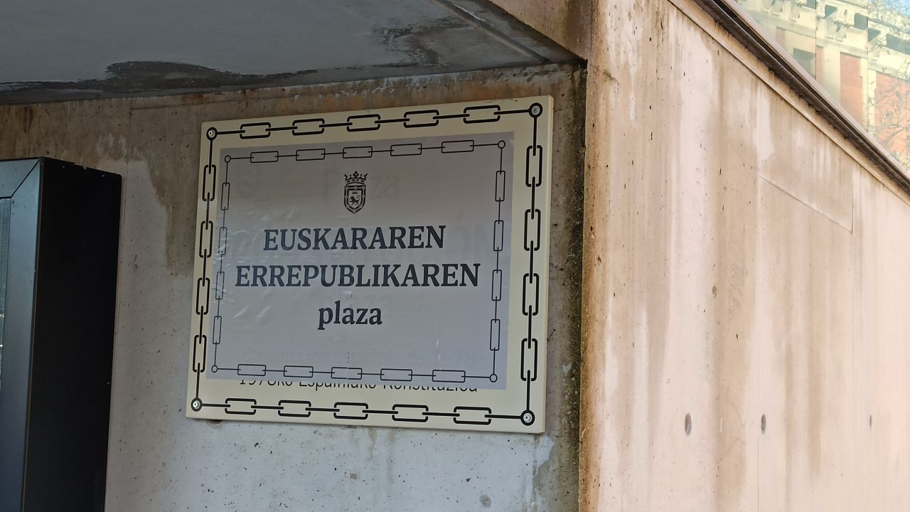 EHE. Iruñeko Konstituzio plazaren izena aldatzeko eskatuz egindako ekintza.