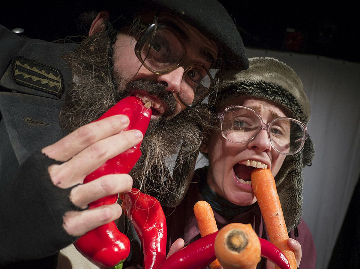 2Theatre konpainiaren Boris & Ingrid antzezlaneko irudi bat. 'WWW.2THEATRE.COM'.