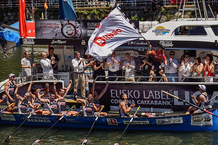 Urdaibaiko arraunlariak Eusko Label ligako lehenengo bandera lortu dutela ospatzen, gaur, Bilbon. MIGUEL TOñA, EFE