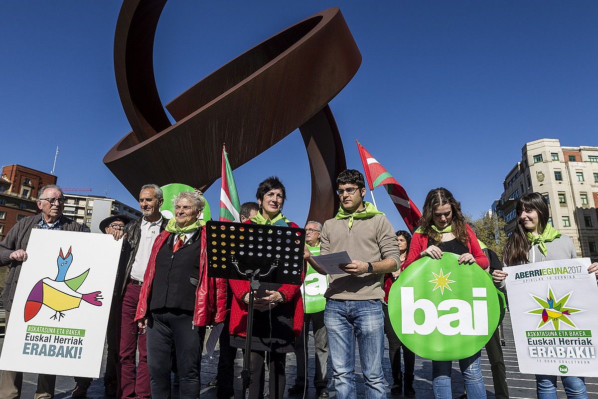 Gernika Batzordeko eta Independentistak sareko kideak, atzo, Bilbon. ARITZ LOIOLA / ARGAZKI PRESS.