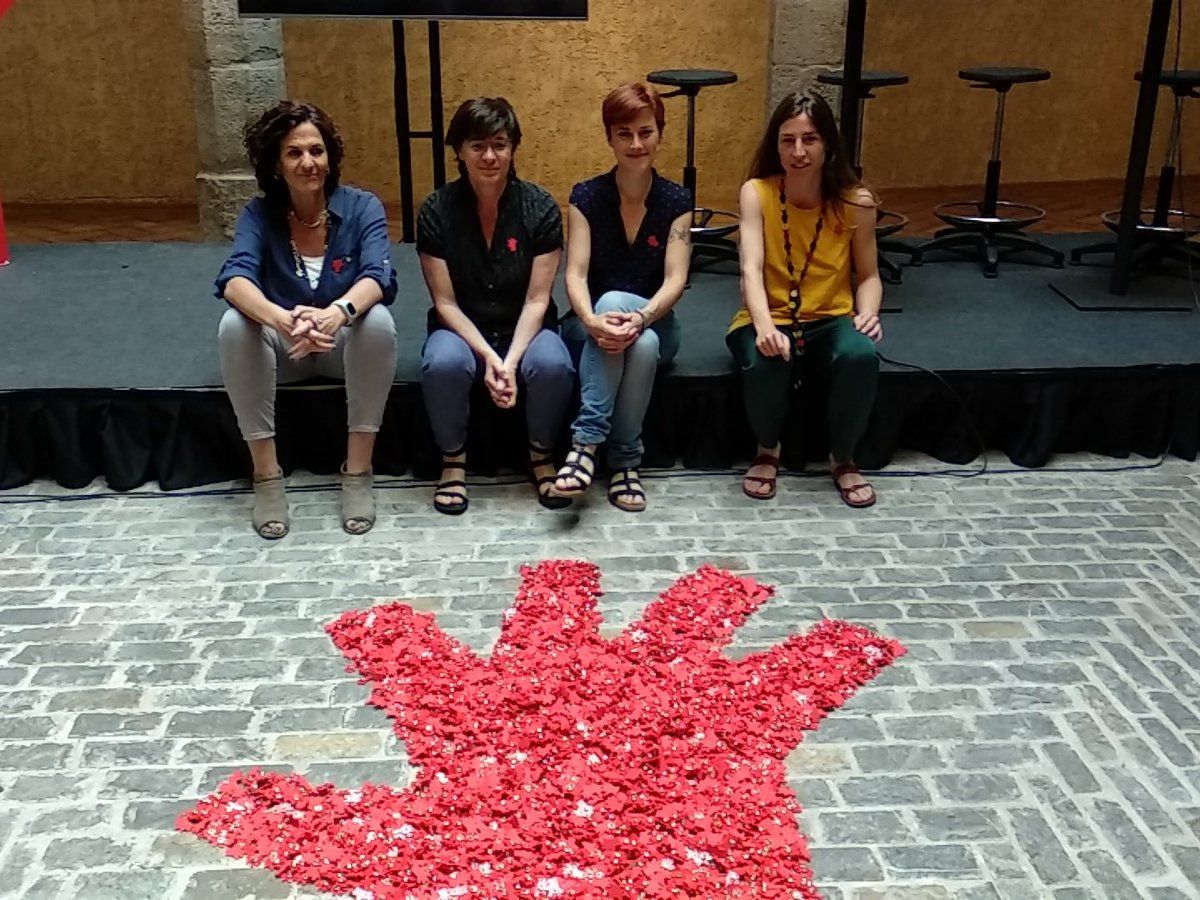 Ezkerretik eskuinera, Itziar Gomez (Geroa Bai), Edurne Egino (Ezkerra), Laura Berro (Aranzadi) eta Herritar Parte Hartze Saileko zuzendari Ana Gil. BERRIA