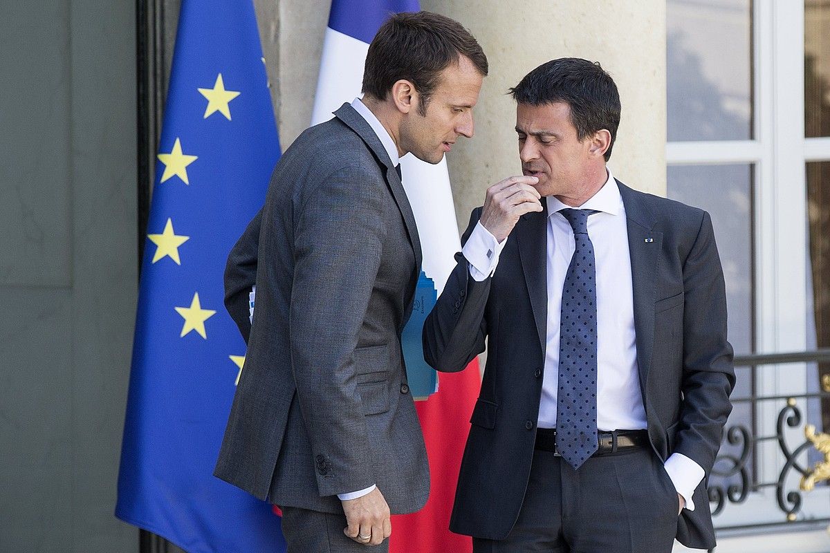 Emmanuel Macron eta Manuel Valls, biak gobernuko kide zirenean, 2015eko uztailean. ETIENNE LAURENT / EFE.