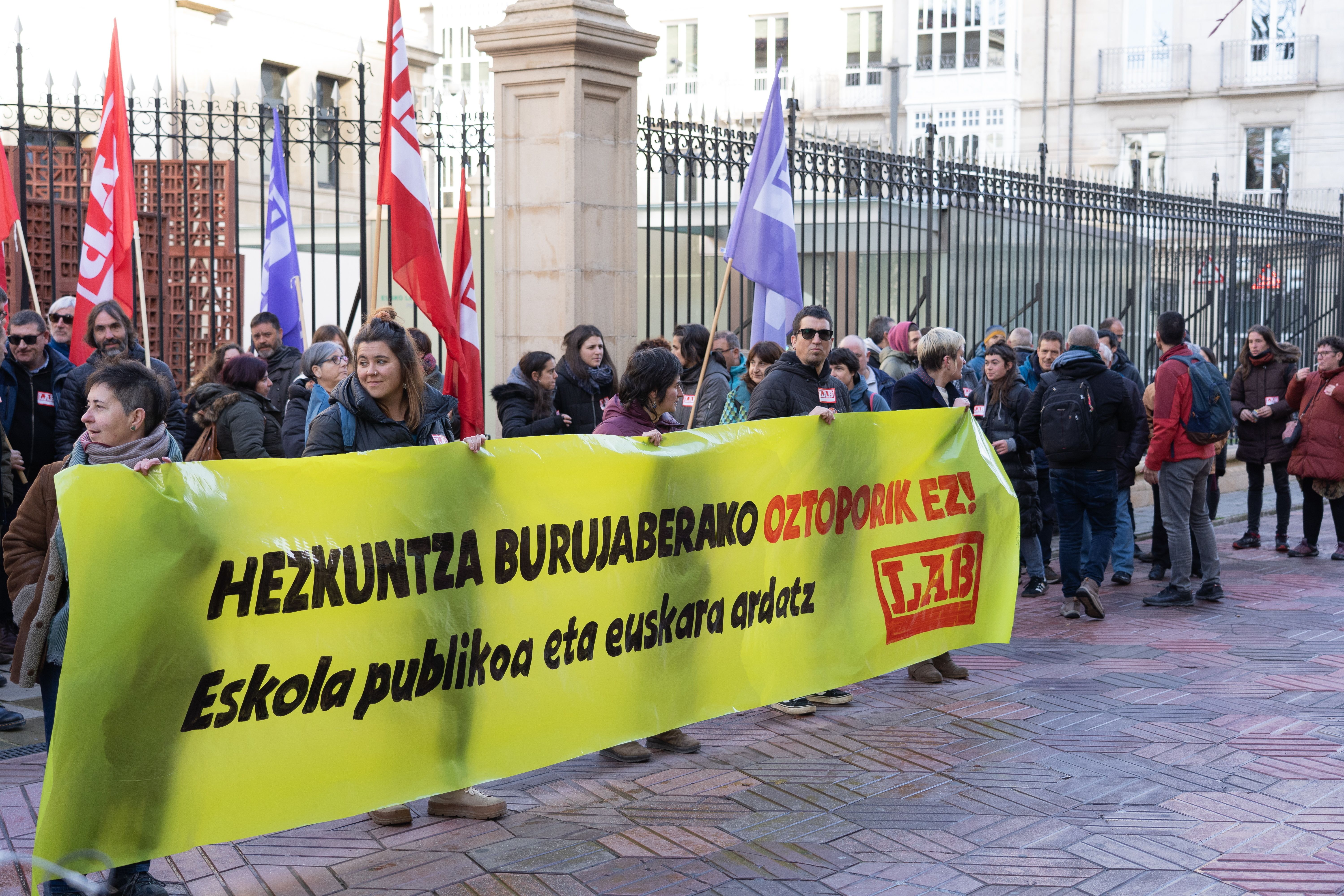 (ID_13403618) (Jagoba Manterola/@FOKU) 2023-12-05, Gasteiz. LABek elkarretaratzea  egin du Gasteizko Parlamentuaren aurrean, EAJk e...