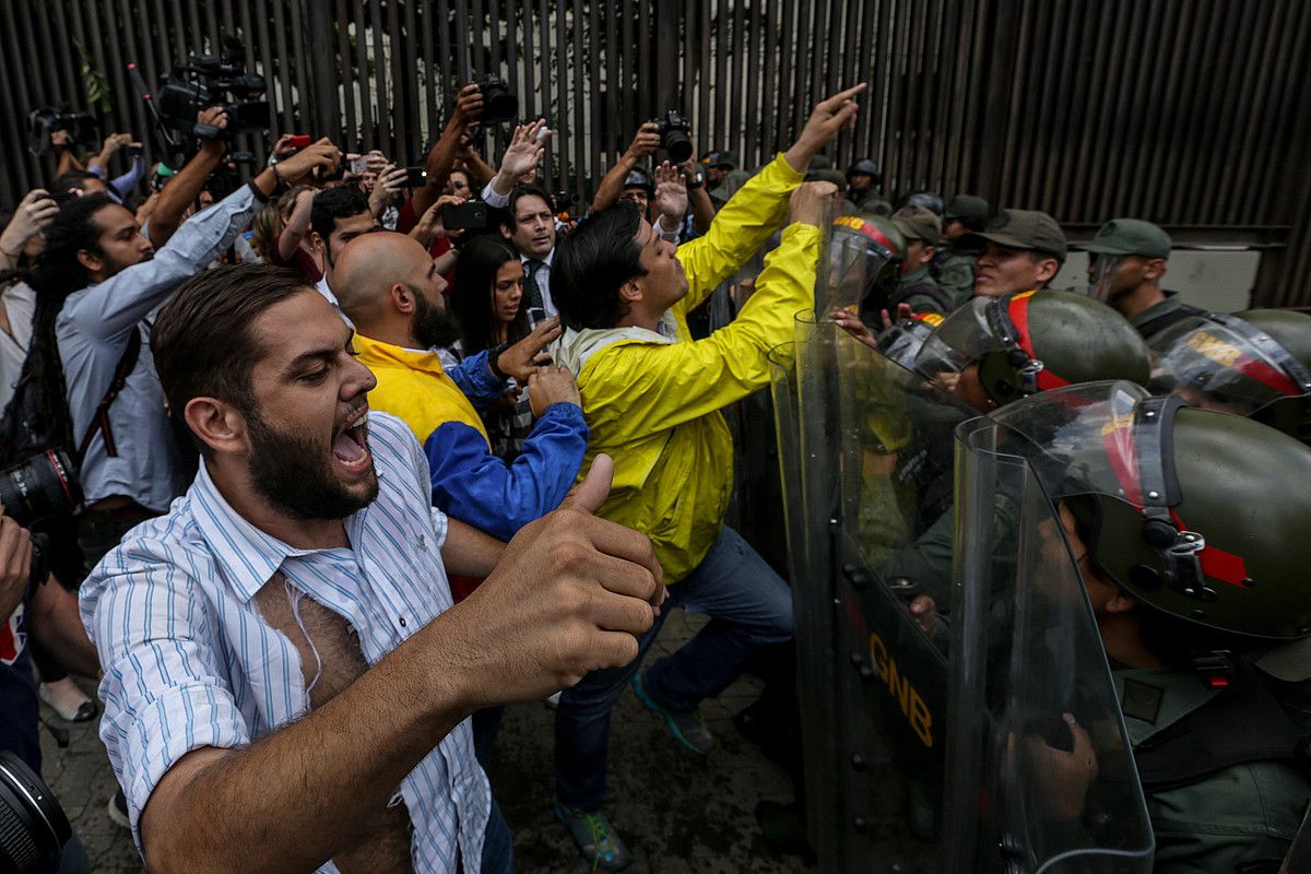 Diputatuak, atzo, Auzitegi Gorenaren egoitzan protestan. CRISTIAN HERNANDEZ / EFE.