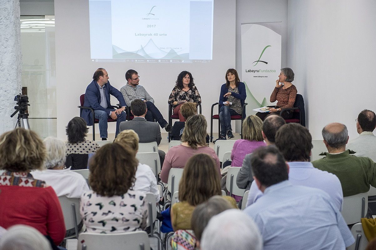 Gaizka Aranguren, Xabier Paya, Agurtzane Intxaurraga eta Ane Ortega, ostegunean, Labayru fundazioak antolatutako solasaldian. MARISOL RAMIREZ / ARGAZKI PRESS.