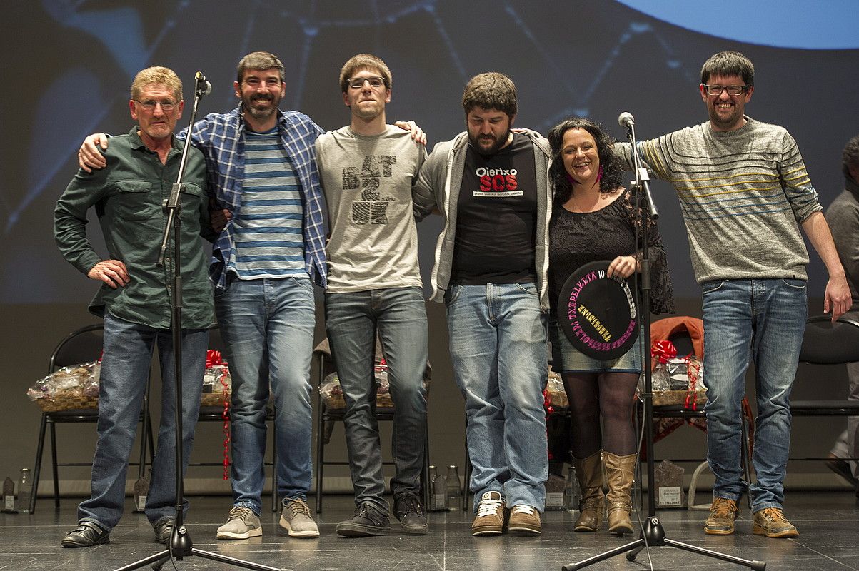 Serapio Lopez, Asier Otamendi, Xabi Igoa, Iñaki Viñaspre, Oihane Perea eta Manex Agirre, atzo, Gasteizen, irabazlea erabaki berritan. JUANAN RUIZ / ARGAZKI PRESS.