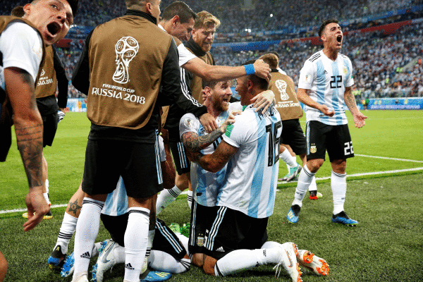 Argentinako jokalariak 2-1eko gola ospatzen. JUAN HERRERO / EFE