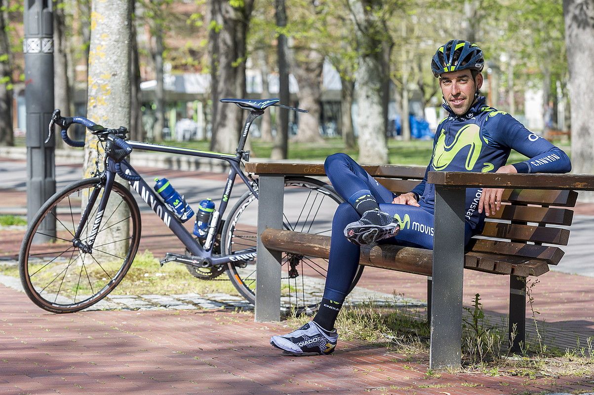 Victor de la Parte Movistar taldeko txirrindulari gasteiztarra, Arabako hiriburuan, Euskal Herriko Itzulia hasi aurreko astean. JUANAN RUIZ / ARGAZKI PRESS.