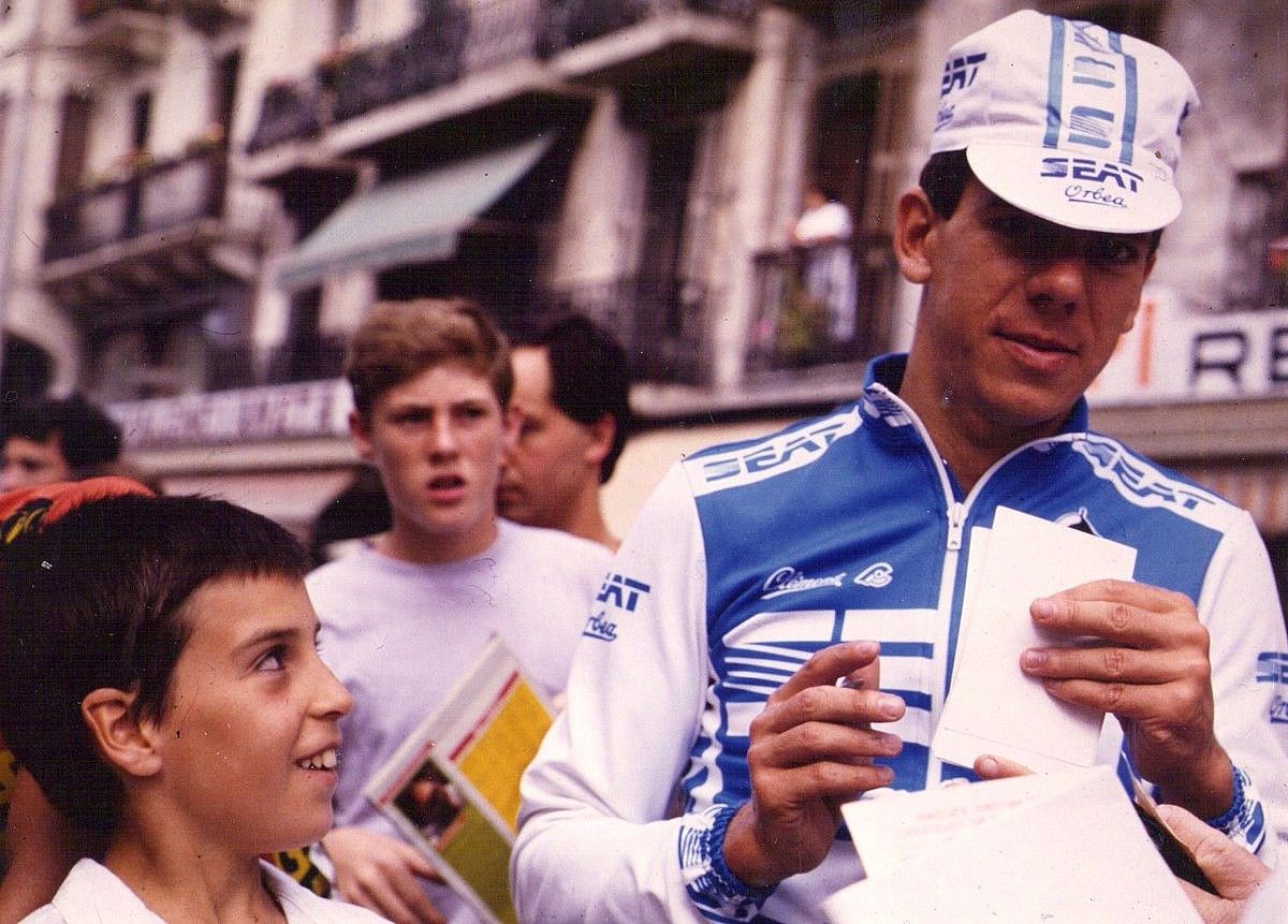 Ander Izagirre, Peio Ruiz Cabestanyri sinadura eskatzen, 1986ko Donostiako Klasikoa hasi aurretik. ANDER IZAGIRRE.