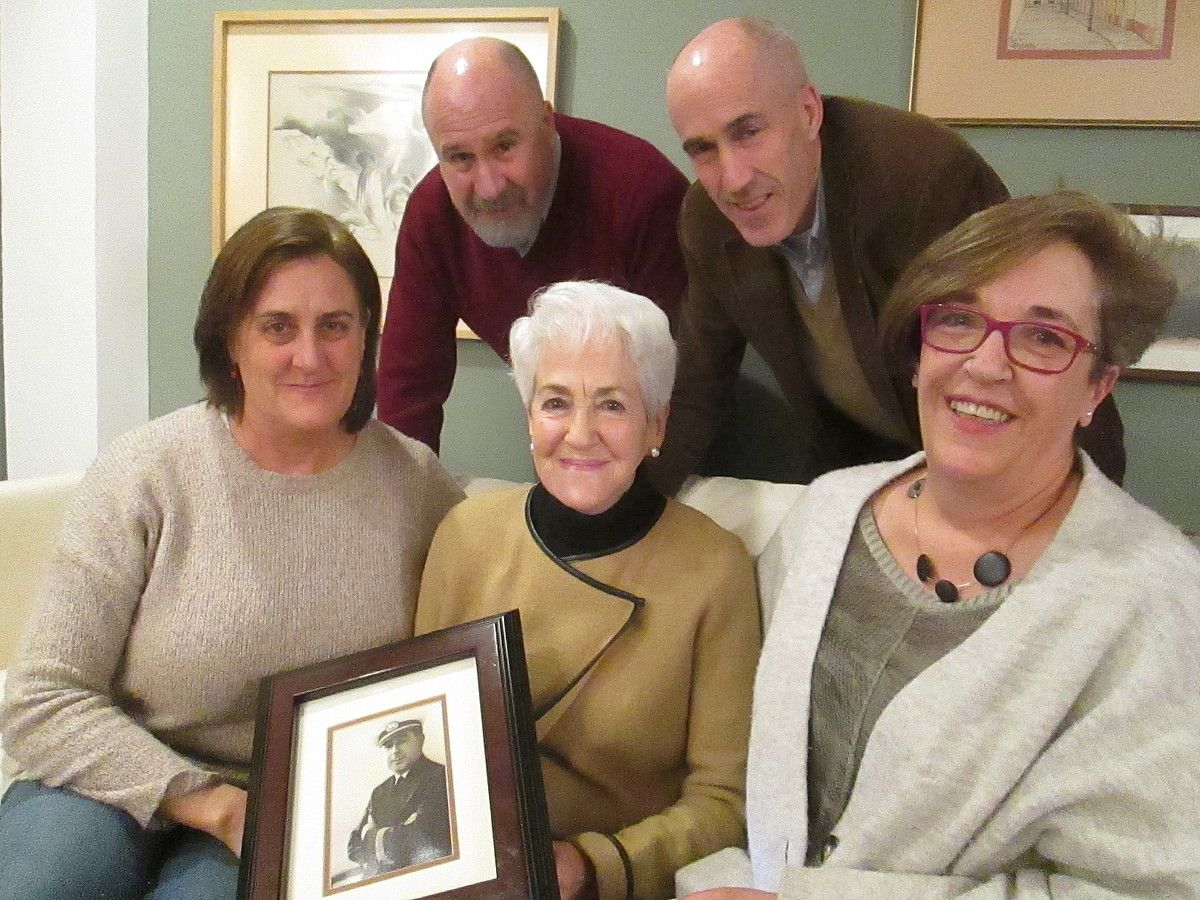 Jose Ordorika, familiarekin; eskuinean, Nile alaba. ORDORIKA FAMILIA. Jose Ordorika, familiarekin; eskuinean, Nile alaba. ORDORIKA FAMILIA.