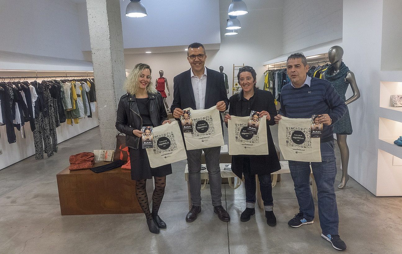 Ianire Soraluze, Rober Gutierrez, Garbiñe Petriati eta Paul Bilbao, atzo. ANDONI CANELLADA / ARGAZKI PRESS.