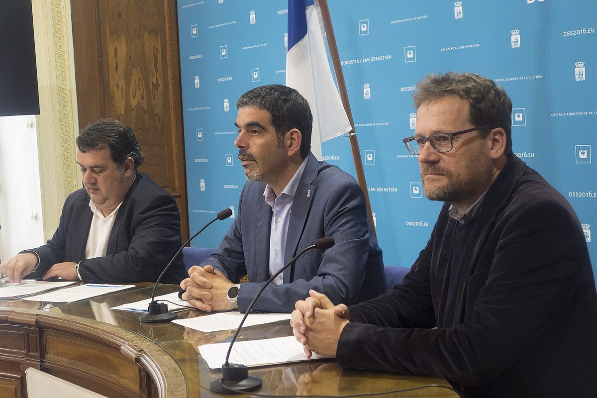 Ernesto Gasco, Eneko Goia eta Pablo Berastegi, atzo, Donostiako udaletxean egindako agerraldian. ANDONI CANELLADA / ARP.