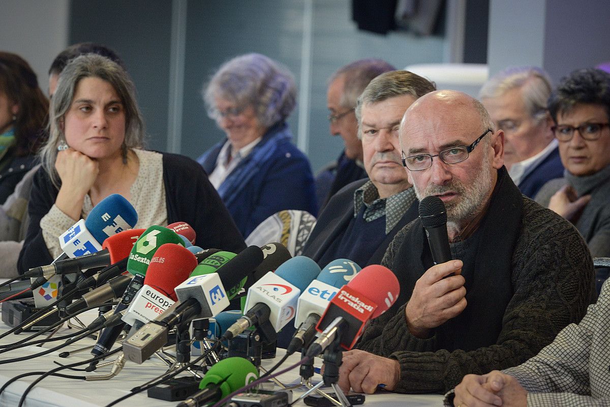 Bakearen artisauek, pertsona esanguratsuen babesarekin, agerraldia egin zuten martxoaren 23an. ISABELLE MIQUELESTORENA. Bakearen artisauek, pertsona esanguratsuen babesarekin, agerraldia egin zuten martxoaren 23an. ISABELLE MIQUELESTORENA.