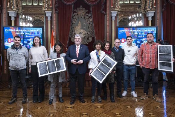 Bilboko Udalak Euskararen Eguneko aitortza egin die Aisiola elkarteari, Urtxintxa Eskolari eta Gaztetxo Eskolari. BILBOKO UDALA