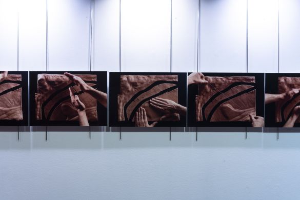 Oteizaren buztinezko eredu bat, eta esku batzuk aurrean, marrak irudikatzen, artistak egin ohi zuen bezala. MIKEL BLASCO