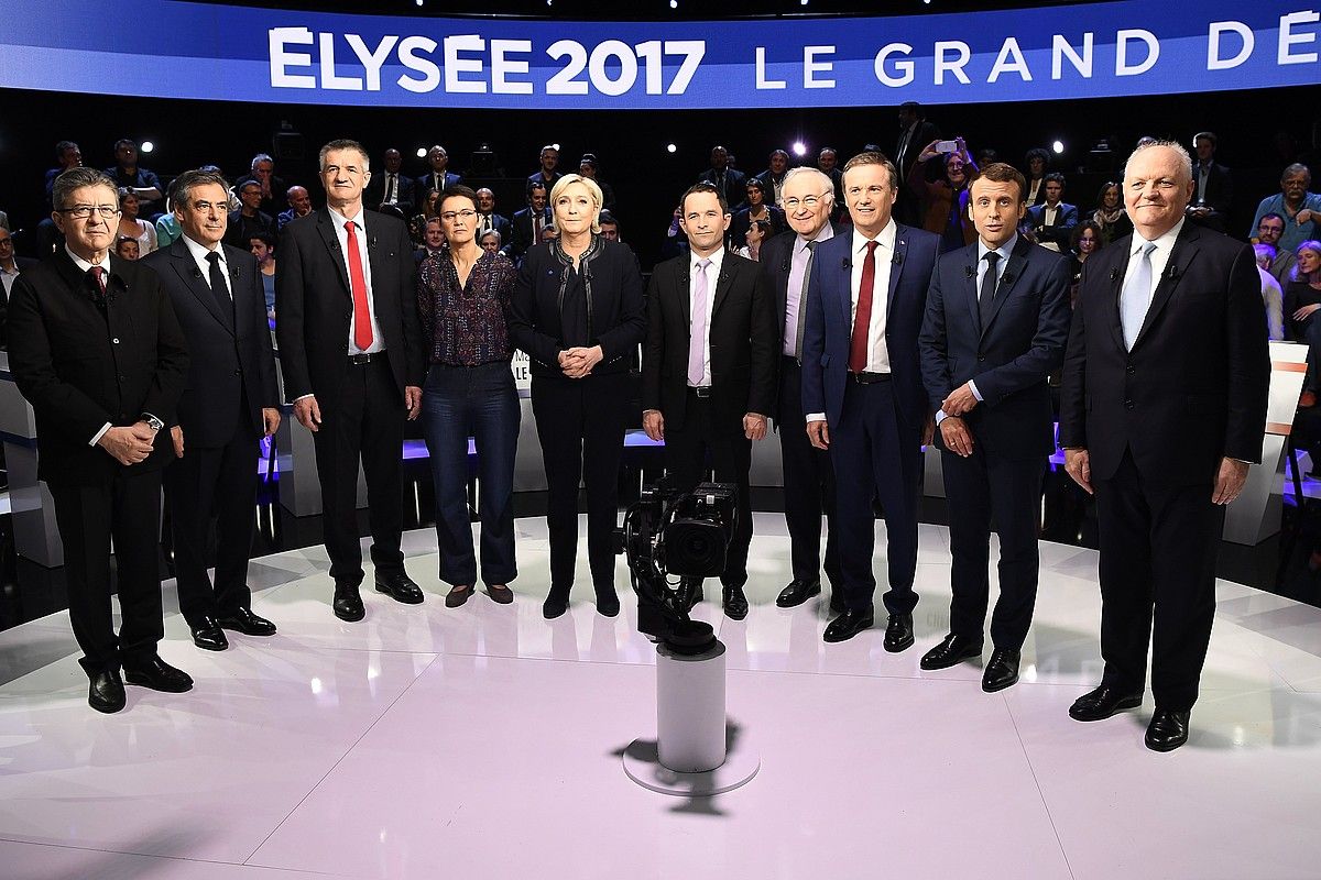 Presidentetzarako 11 hautagaietatik hamar —azkenak irudian agertzeari uko egin zion—, apirilaren 4an egindako eztabaidan. LIONEL BONAVENTURE / EFE.