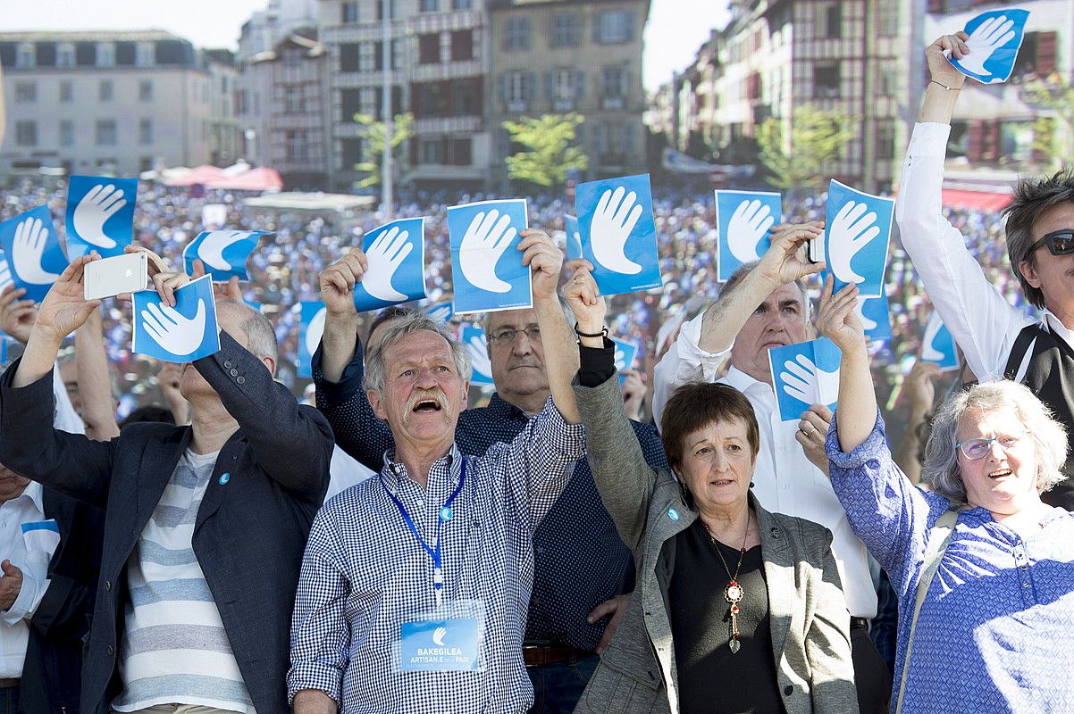 Jose Bove, Mertxe Colina eta Alice Leizagezahar egiaztatzaileen taldekoak, arratsaldeko ekitaldian. IÑIGO URIZ / ARP. Jose Bove, Mertxe Colina eta Alice Leizagezahar egiaztatzaileen taldekoak, arratsaldeko ekitaldian. IÑIGO URIZ / ARP.