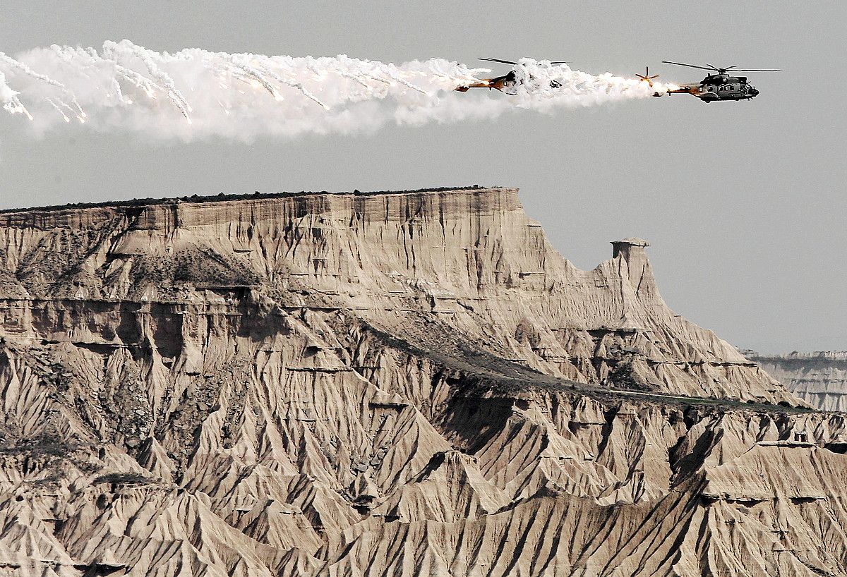 Bi helikoptero Bardeako eremuan, 2016ko martxoan eginiko ariketetan. J. DIGES / EFE.