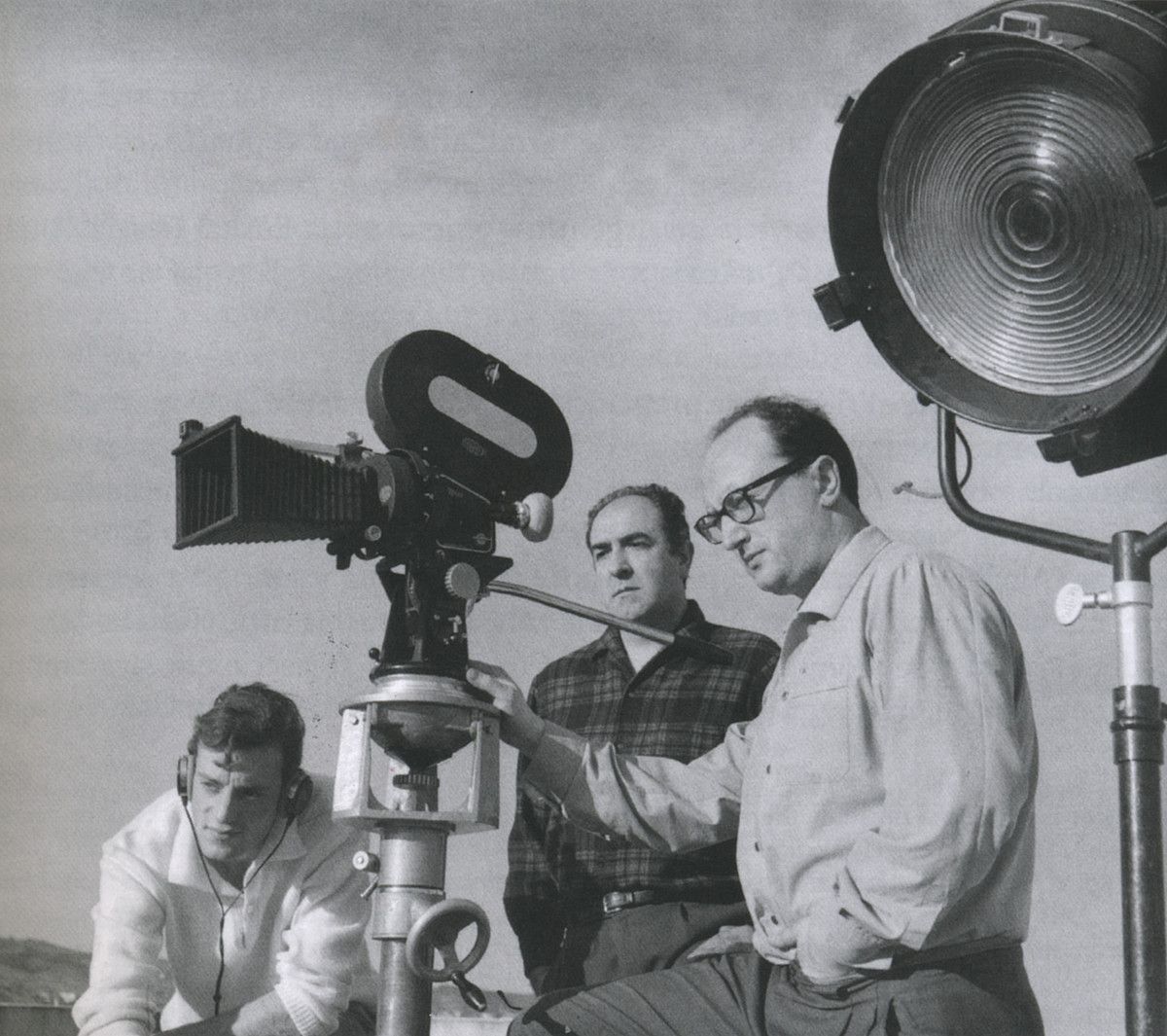 Julio Amostegi, Nestor Basterretxea eta Fernando Larrukert, Ama Lur lanaren filmaketan, 1968an. BERRIA.