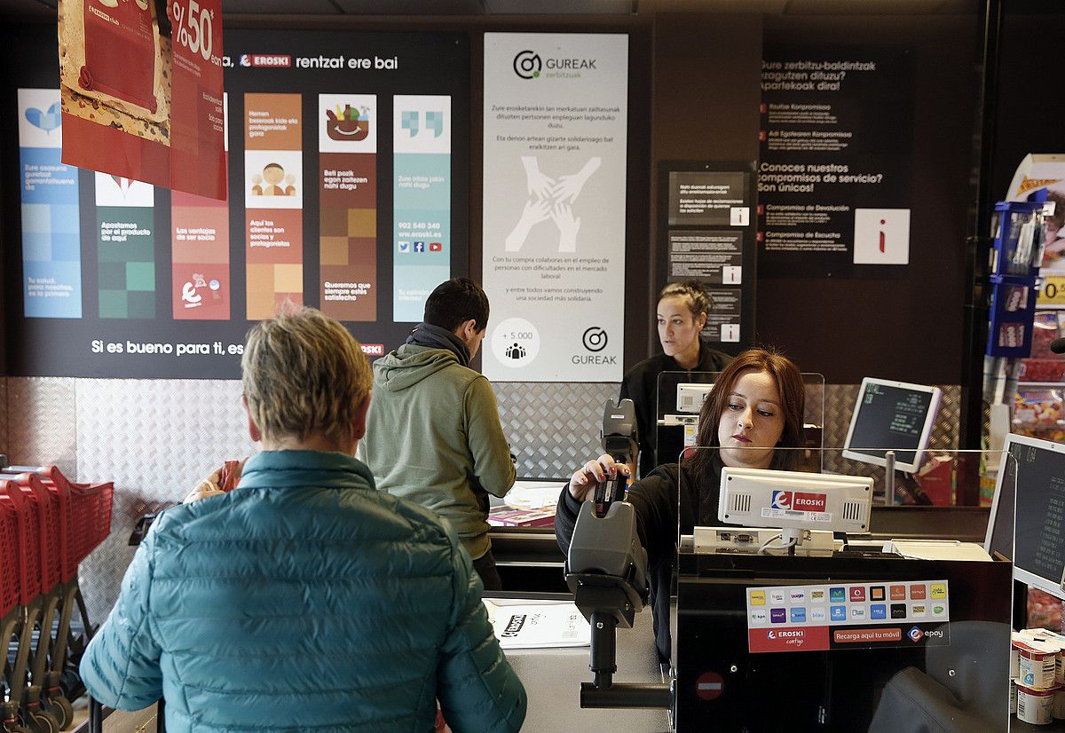 Gureak taldeak kudeatzen duen Eroskiren supermerkatu bat, Azpeitian, artxiboko irudian. JUAN HERRERO / EFE. Gureak taldeak kudeatzen duen Eroskiren supermerkatu bat, Azpeitian, artxiboko irudian. JUAN HERRERO / EFE.