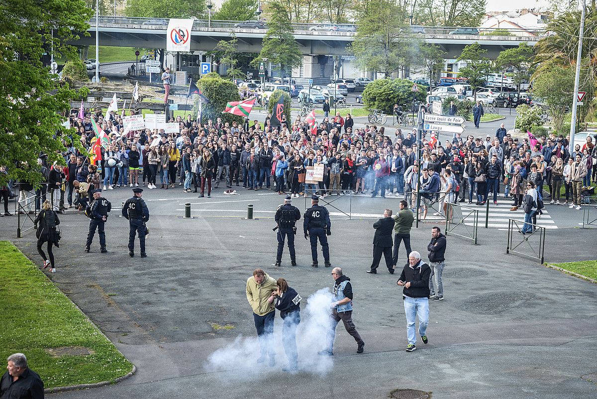 Arrautzak eta bengalak bota zituzten protestara joandako herritarrek. ISABELLE MIQUELESTORENA.