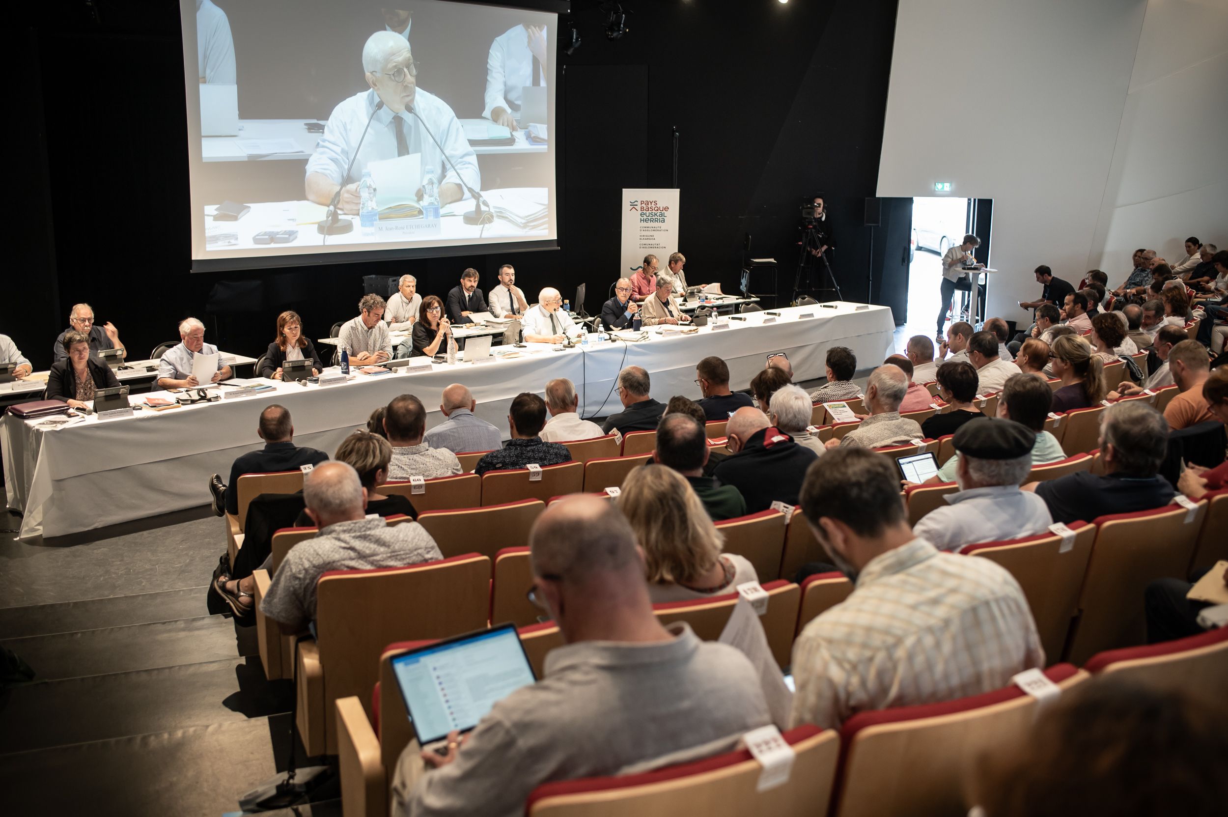 Euskal Hirigune Elkargoaren batzar bat, artxiboko irudi batean.