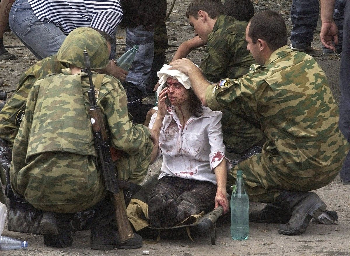 Soldaduak, Beslango eskolan gatibu hartutako bati laguntzen, 2004ko irailaren 3an. EFE.