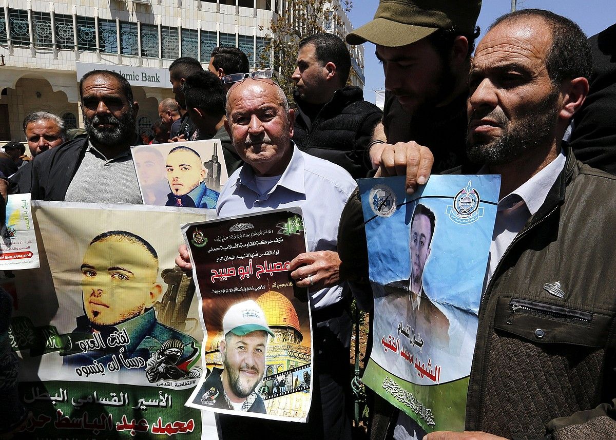 Presoen senideak, protestan, atzo, Hebronen. ABED AL HASHLAMOUN / EFE. Presoen senideak, protestan, atzo, Hebronen. ABED AL HASHLAMOUN / EFE.