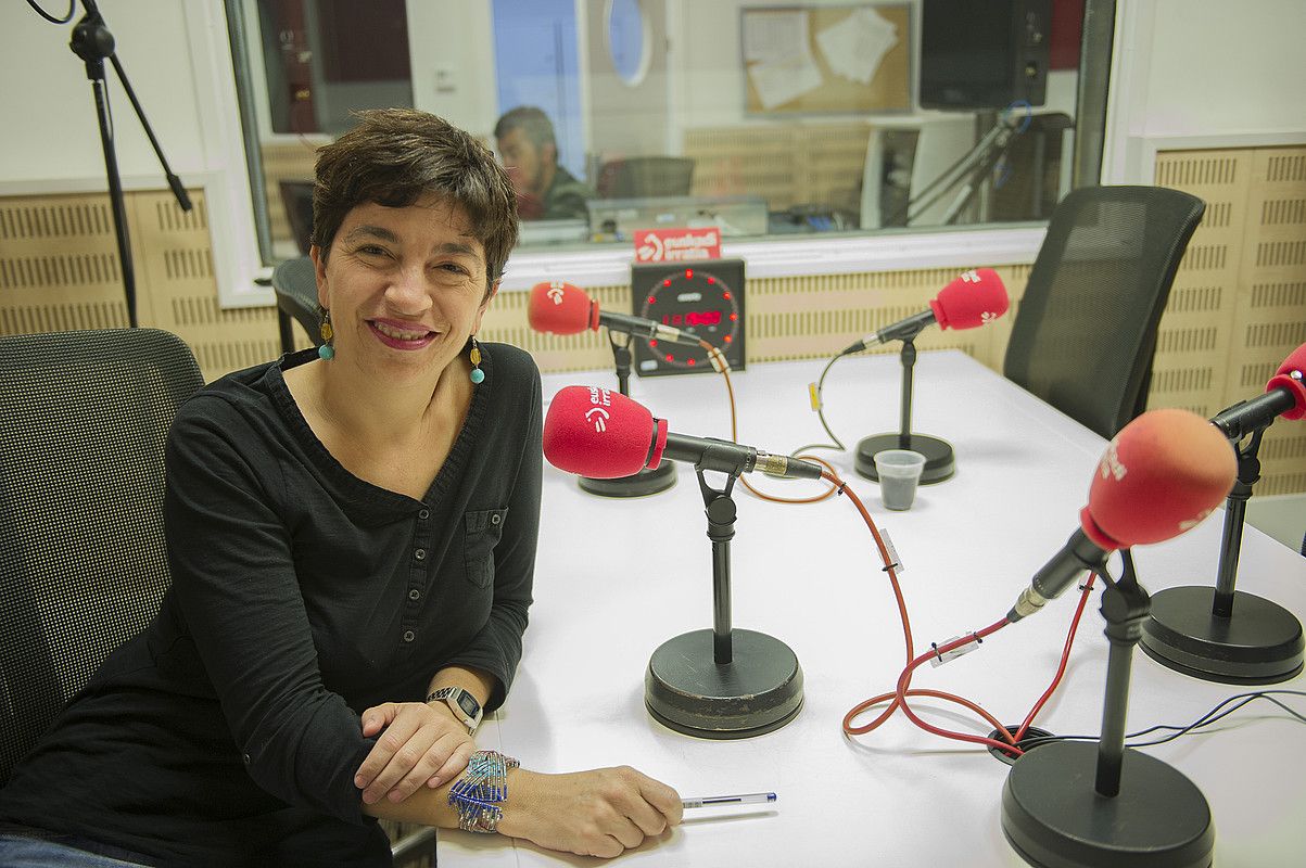 Maite Artolak Albiste faktoria saioa gidatzen du goizero Euskadi Irratian. ANDONI CANELLADA / ARGAZKI PRESS. Maite Artolak Albiste faktoria saioa gidatzen du goizero Euskadi Irratian. ANDONI CANELLADA / ARGAZKI PRESS.