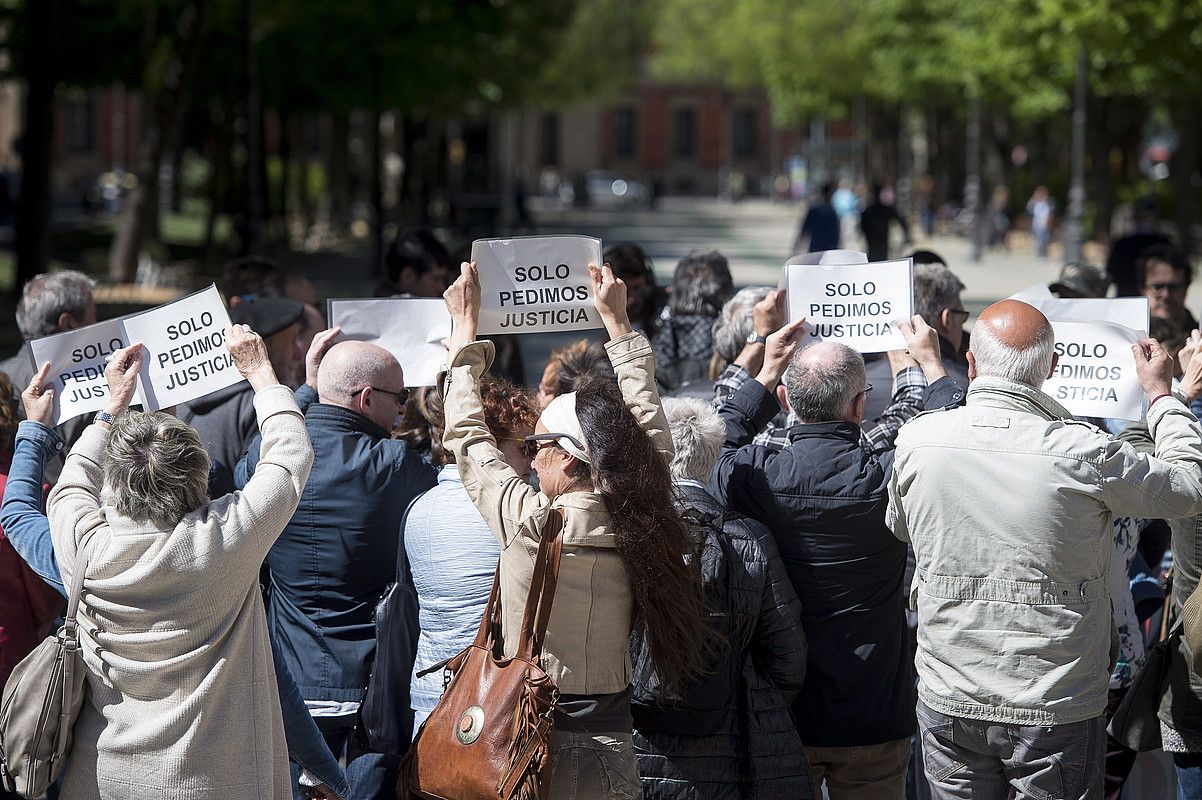 Gazteen senideak adinekoen elkarte batzuetako kideekin, Iruñean, atzo. I. U. / ARP.