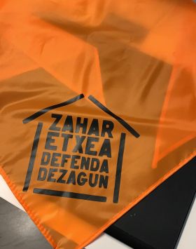 Elizondoko zahar etxeko langileek protestetan erabili duten zapia. Elizondoko zahar etxeko langileek protestetan erabili duten zapia.