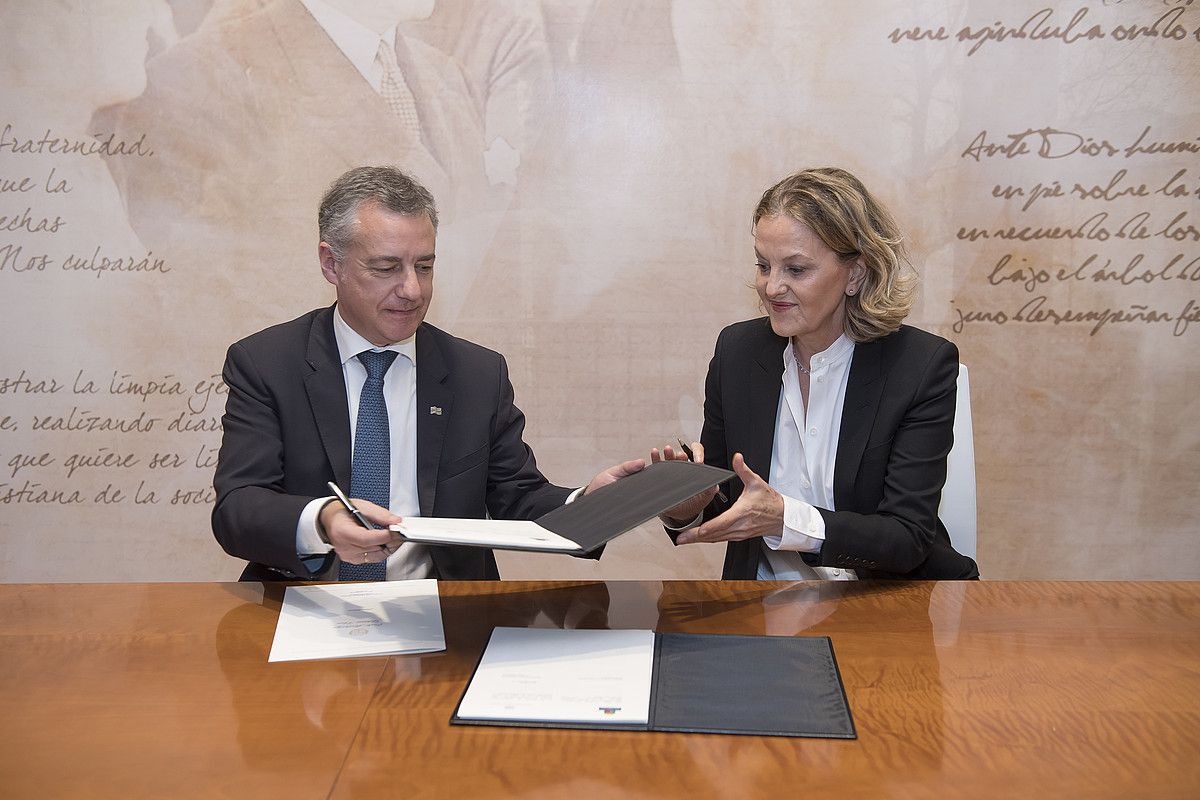 Iñigo Urkullu eta Flora Perez, hitzarmena sinatzen, atzo. MIKEL ARRAZOLA / IREKIA. Iñigo Urkullu eta Flora Perez, hitzarmena sinatzen, atzo. MIKEL ARRAZOLA / IREKIA.