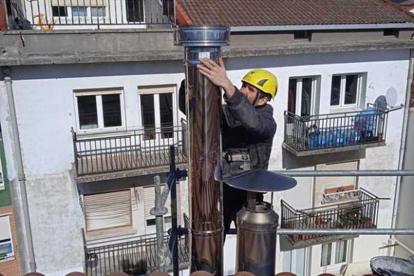 Jon Kepa Bengoetxea zintzilik tximinia garbitzen. ORBEL KOOPERATUBA ELKARTEA Jon Kepa Bengoetxea zintzilik tximinia garbitzen. ORBEL KOOPERATUBA ELKARTEA