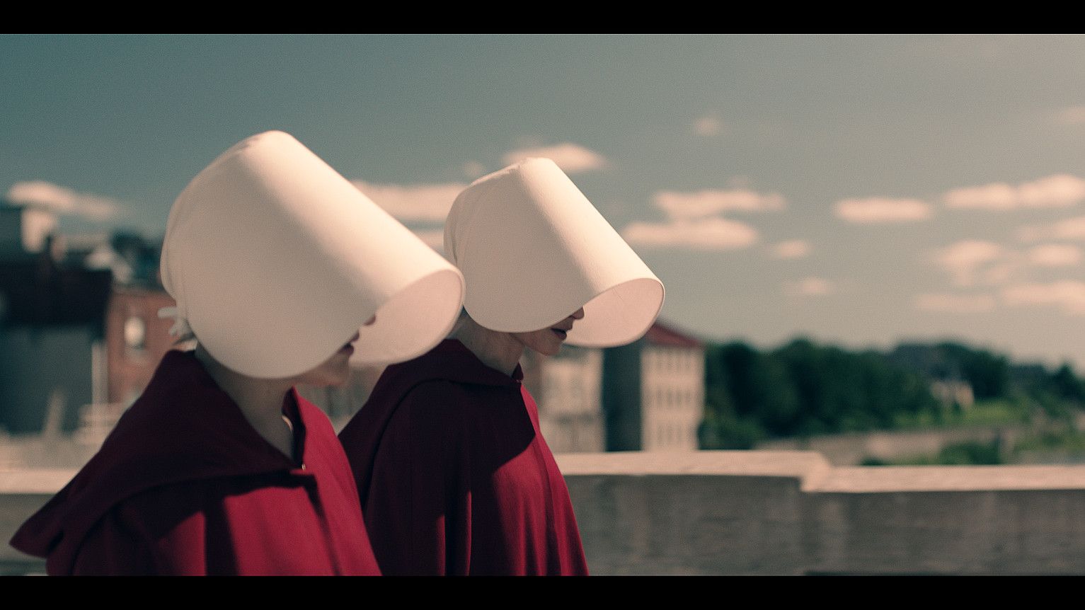 Etorkizun hurbil batean emakumeak objektu gisa tratatzen dituzte The Handmaid's Tale telesailean. HBO.